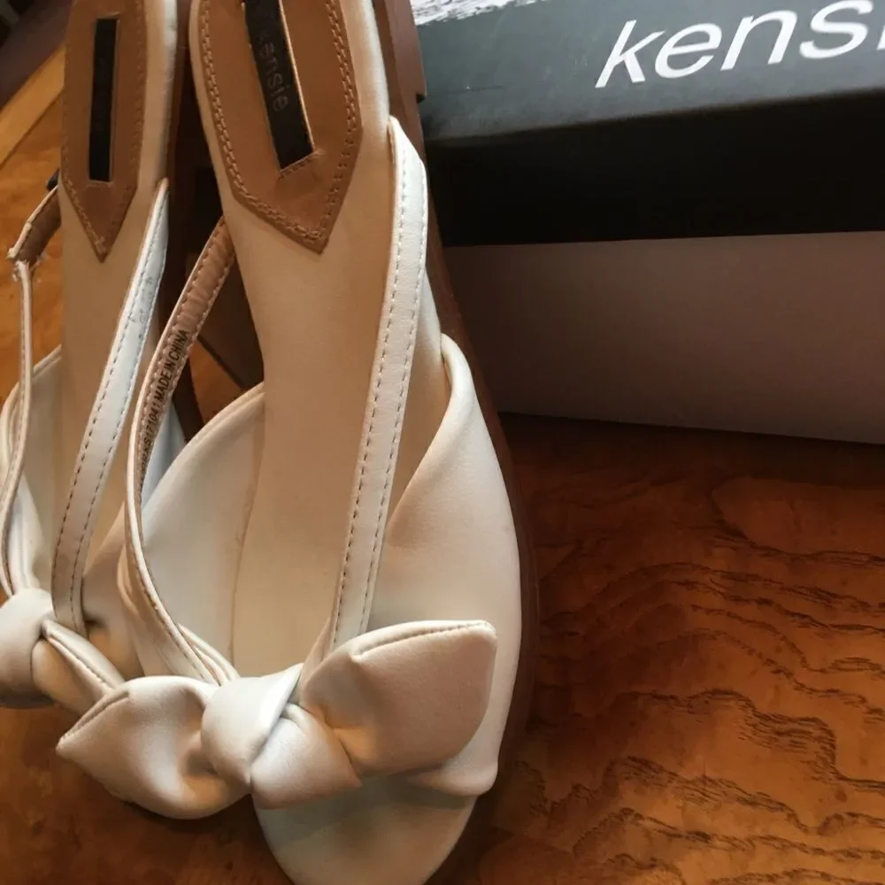 KENSIE SLIDERS w Bow Tie & Box!